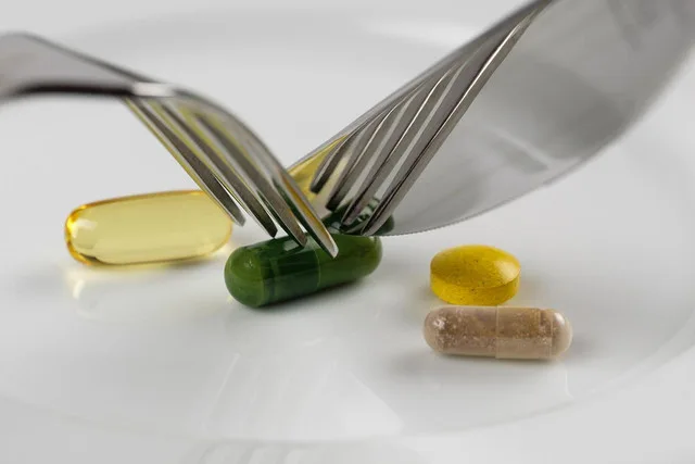 Jaki jest związek między niedoborem witamin a opryszczką zwykłą?